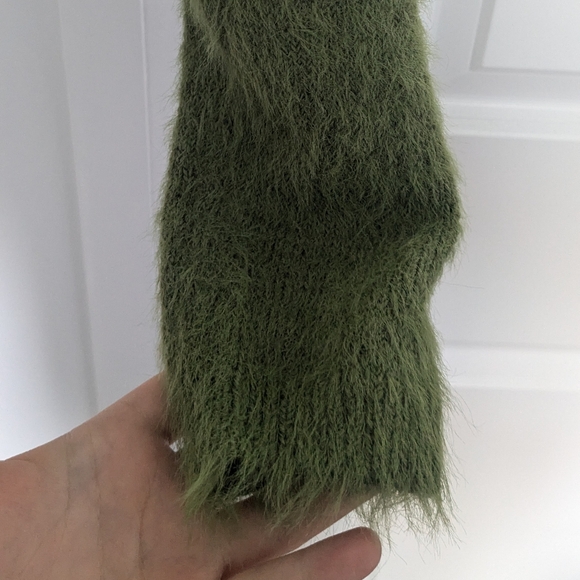 Fuzzy Green Cropped Sweater - Picture 4 of 8